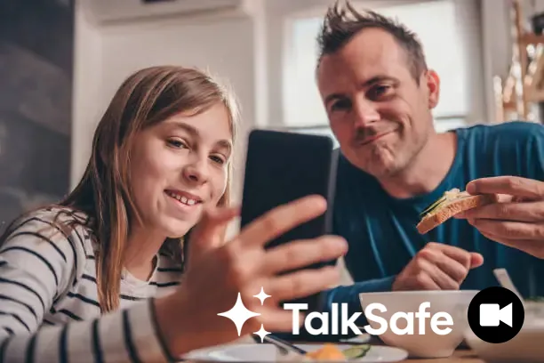 barn visar mobilen med sin pappa